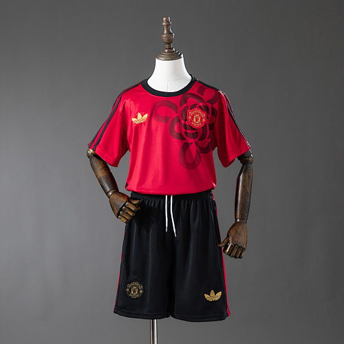 M-U 25/26 Cultural Story - Red Kit infantil Tamanho 16-28