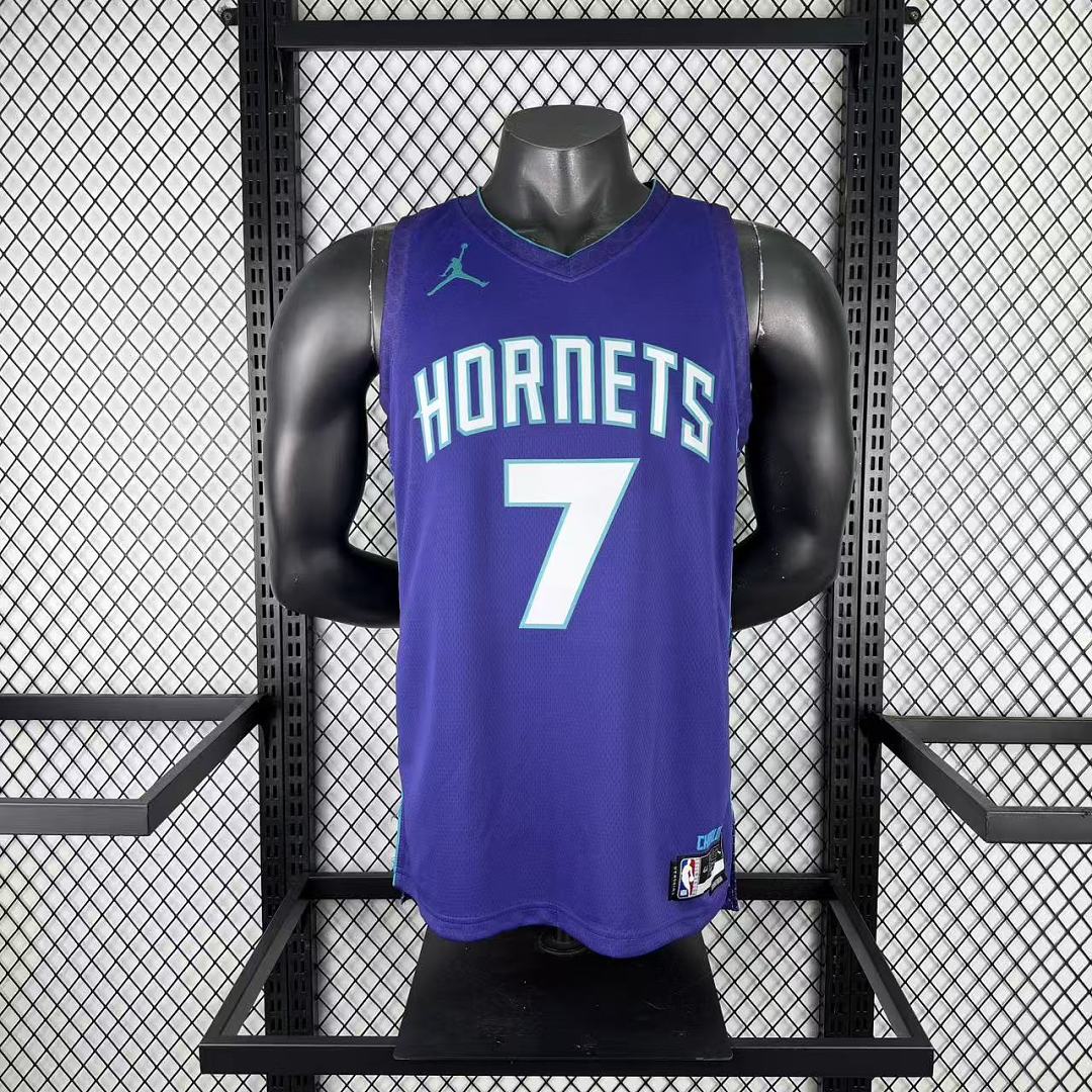 Charlotte Hornets 22/23 Swingman #7 Camisa Roxa, foto 1